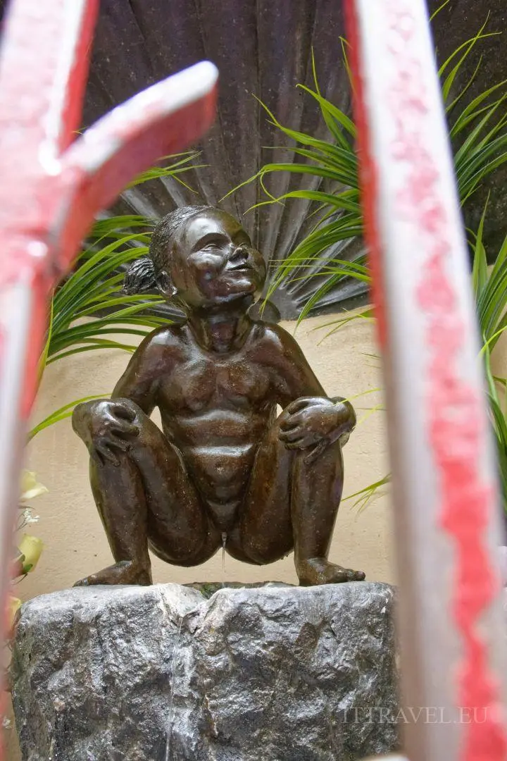 Jeanneke pis - behind the bars