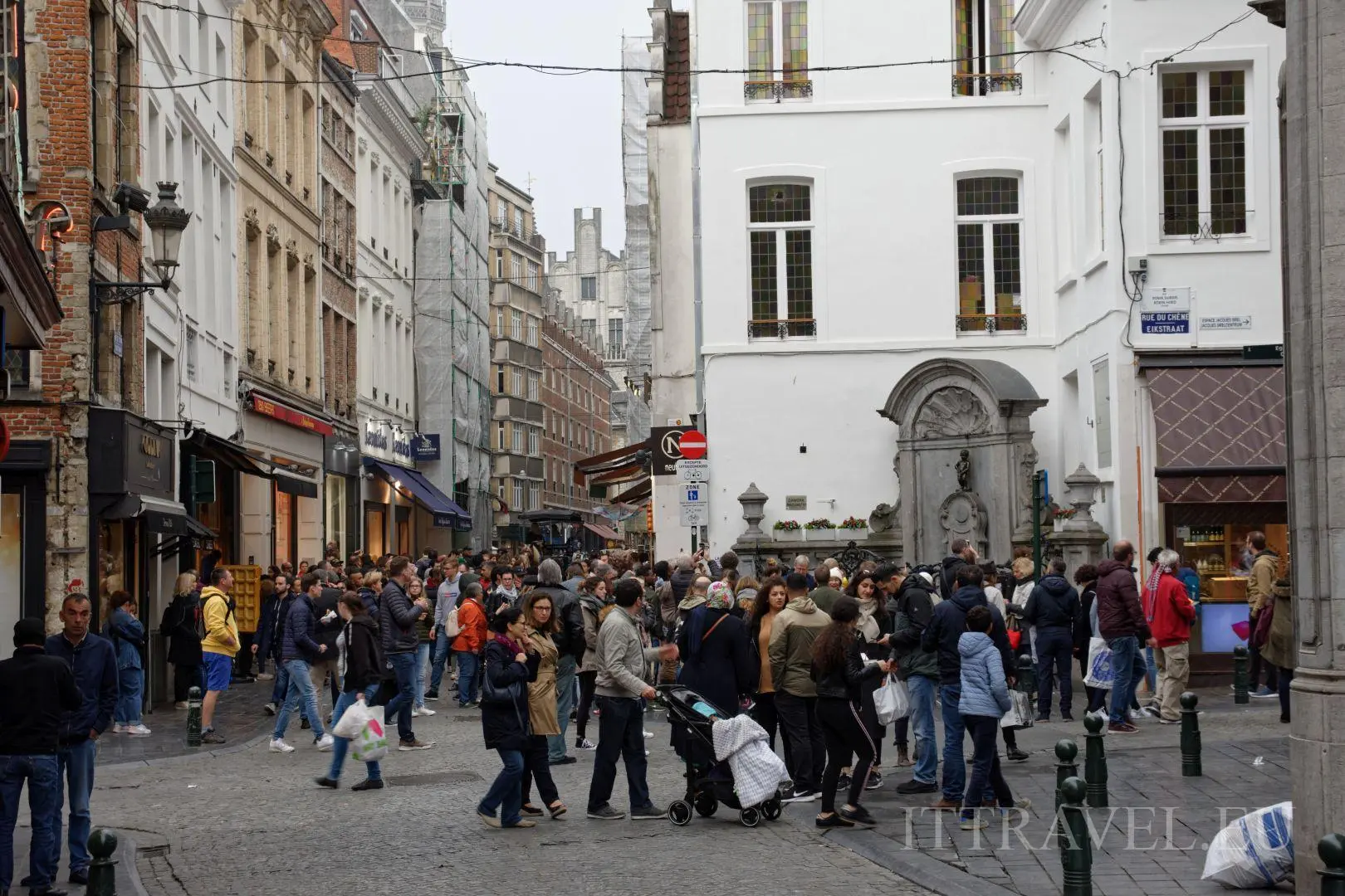 Crowd in front of Manneken pis