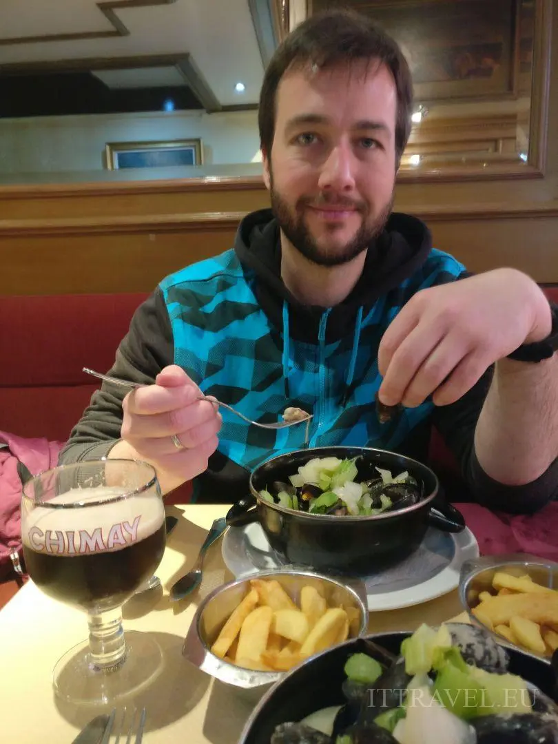 Near the gallery there are plenty of restaurants (we recommend going to the Rue des Boucher) - here mussels with fries.