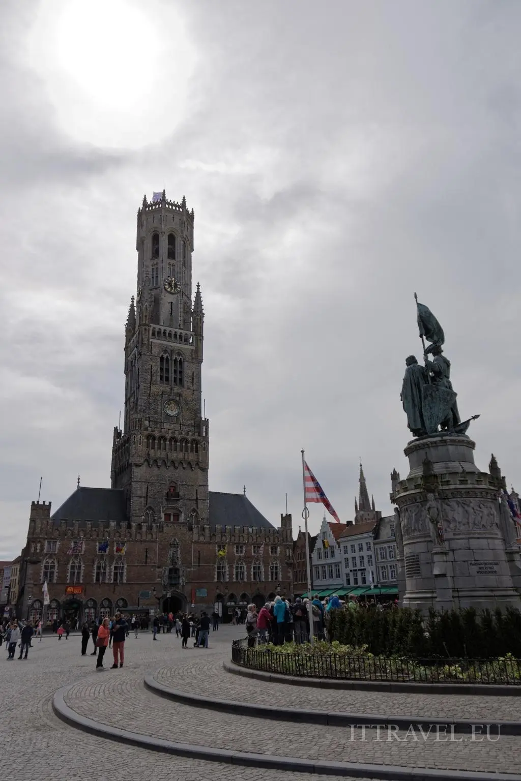 On the right monument of Jan Breydel and Pieter de Coninck, in background on left Brugges belfry.