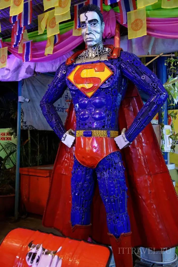 Przyjeżdżasz do Tajlandii autem - wracasz Supermanem! Wystawa koło Wat Tha Ka Rong