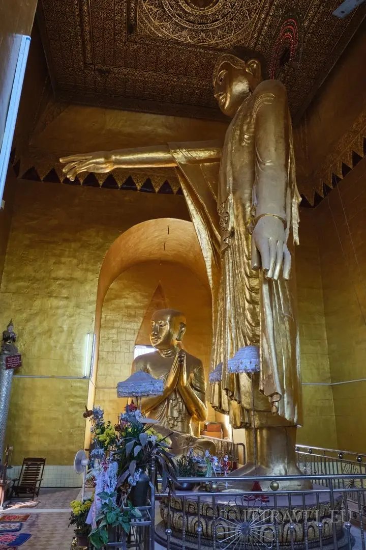 Świątynia Shweyathaw - Budda wskazuje gdzie ma być wybudowane miasto, po jego boku ulubiony uczeń Ānanda