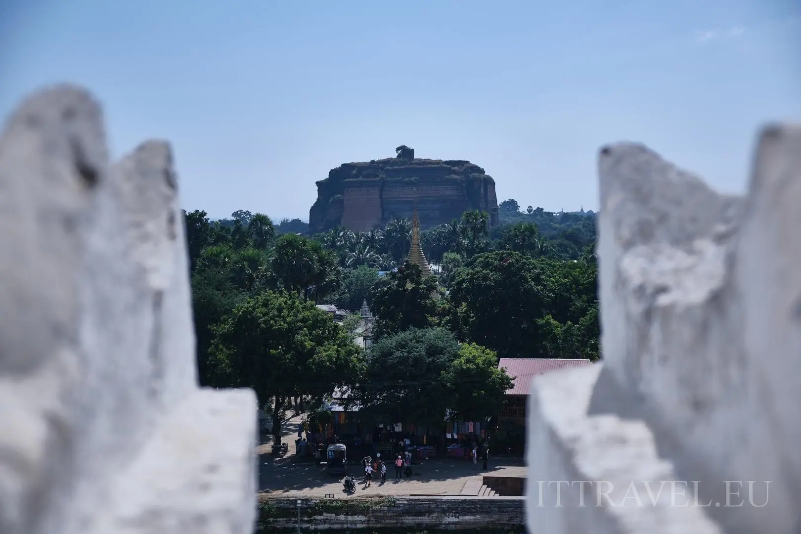 Widok na pagodę Min Kun z pagody Mya Thein Tan
