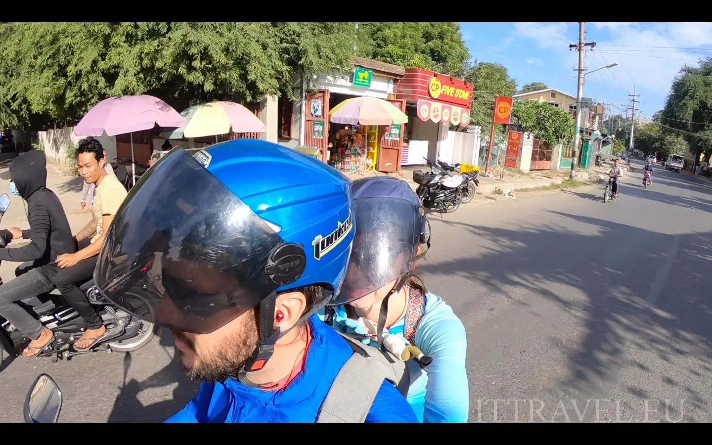 Skuterem pod Mandalay
